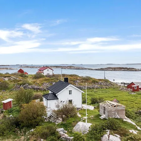 Cozy In Norddyroy With Kitchen Sætra